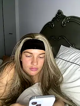 Little_lola_x xxx strip on cam for live porn chat