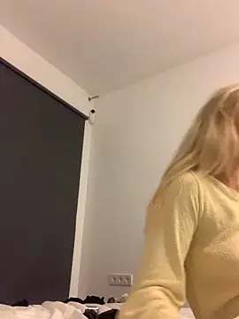 Bellablows xxx strip on cam for live porn chat