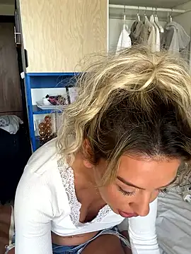 Peachcindyy xxx strip on cam for live porn chat