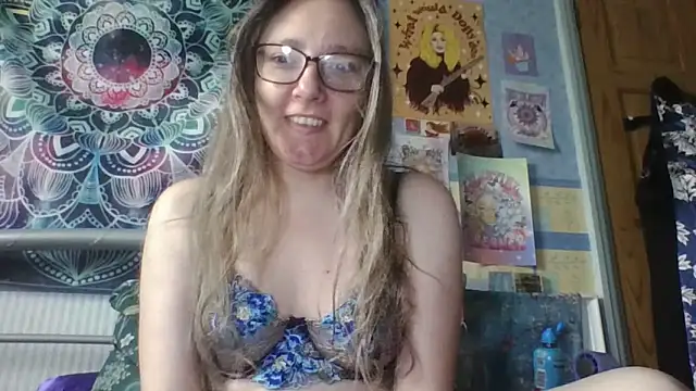 Izzylove47 xxx strip on cam for live porn chat
